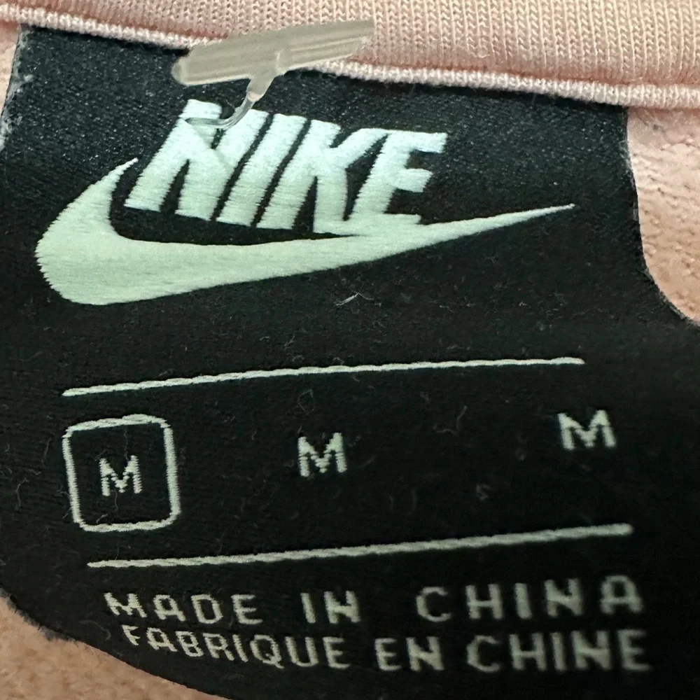 400 Nike | NWOT Blush Pink Graphic Pullover Hoodie (Size M)